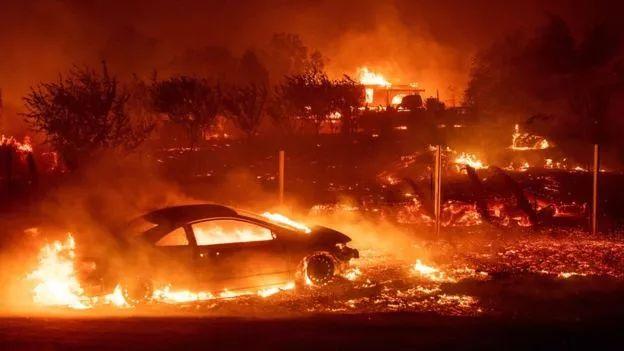 74人死1000人失踪，旧金山变寂静岭，加州大火是天灾还是人祸「美国发生飓风」 瘦腿